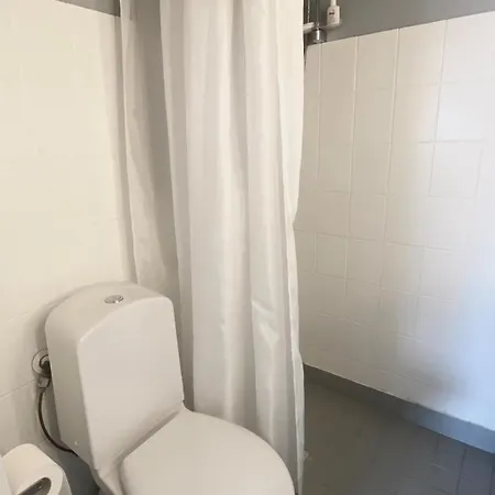 Spacious With Free Parking *